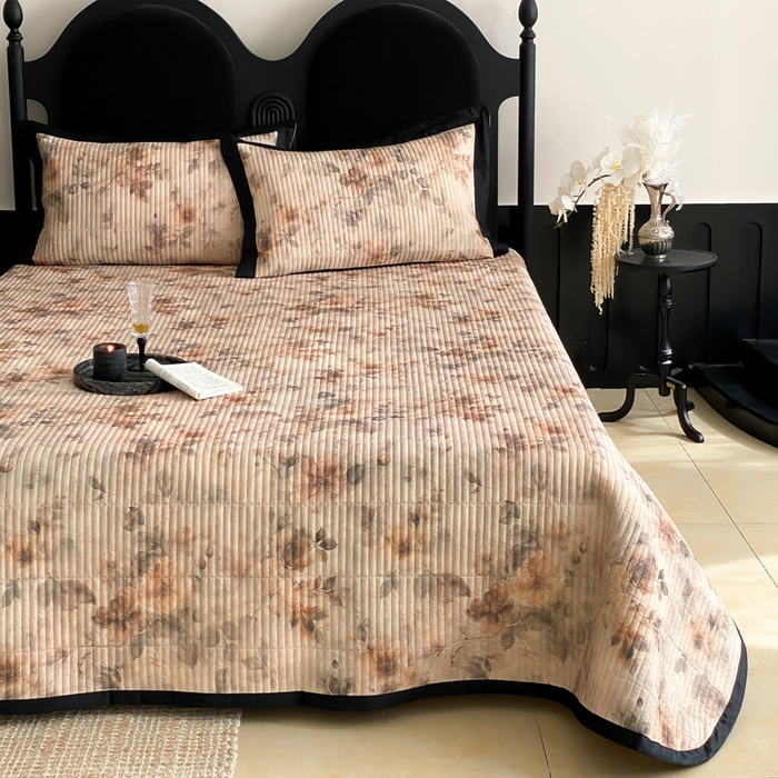 91家纺网 家纺一手货源 找家纺 由有家居 2025新品多功能A类双面棉麻数码印花绗缝夹棉床盖三件套 花语