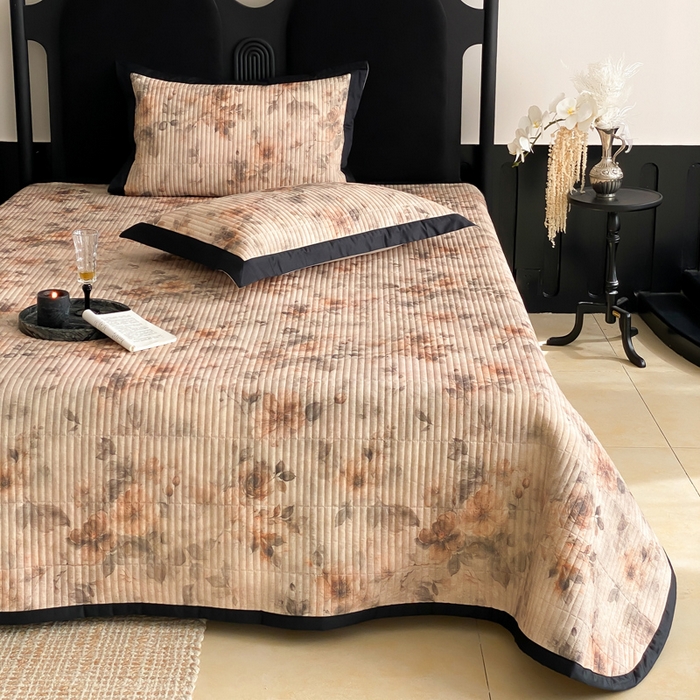 91家纺网 家纺一手货源 找家纺 由有家居 2025新品多功能A类双面棉麻数码印花绗缝夹棉床盖三件套 花语