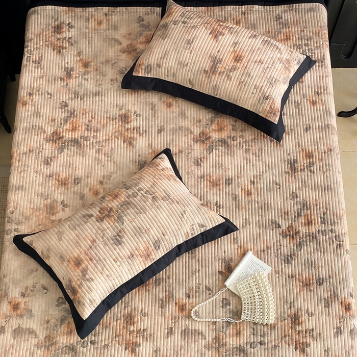 91家纺网 家纺一手货源 找家纺 由有家居 2025新品多功能A类双面棉麻数码印花绗缝夹棉床盖三件套 花语