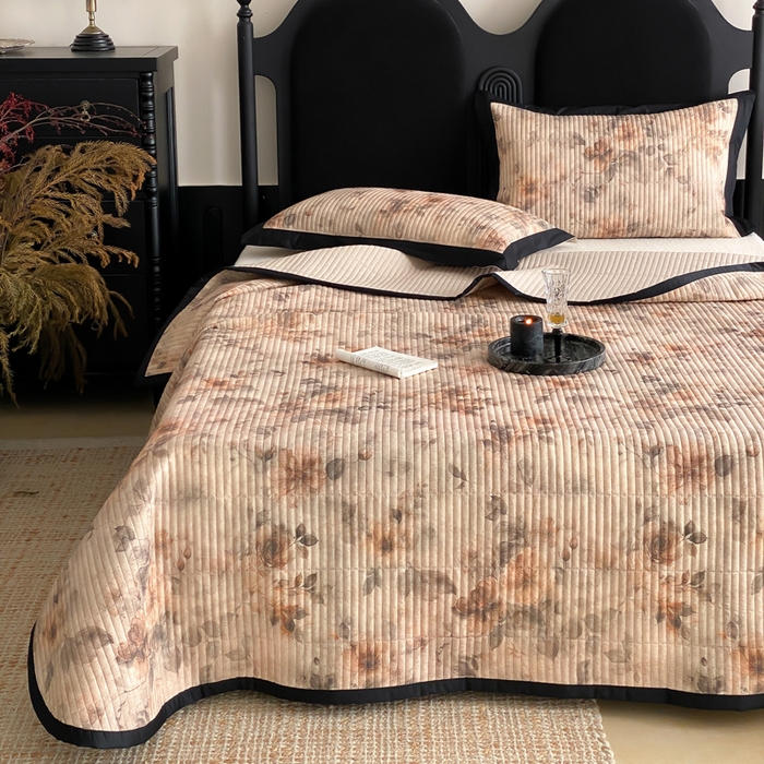 91家纺网 家纺一手货源 找家纺 由有家居 2025新品多功能A类双面棉麻数码印花绗缝夹棉床盖三件套 花语