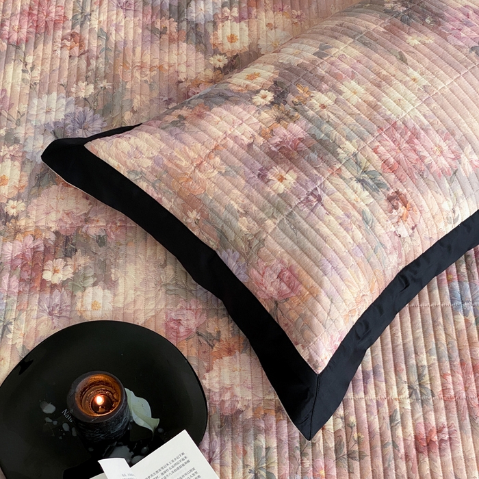 91家纺网 家纺一手货源 找家纺 由有家居 2025新品多功能A类双面棉麻数码印花绗缝夹棉床盖三件套 悦颜