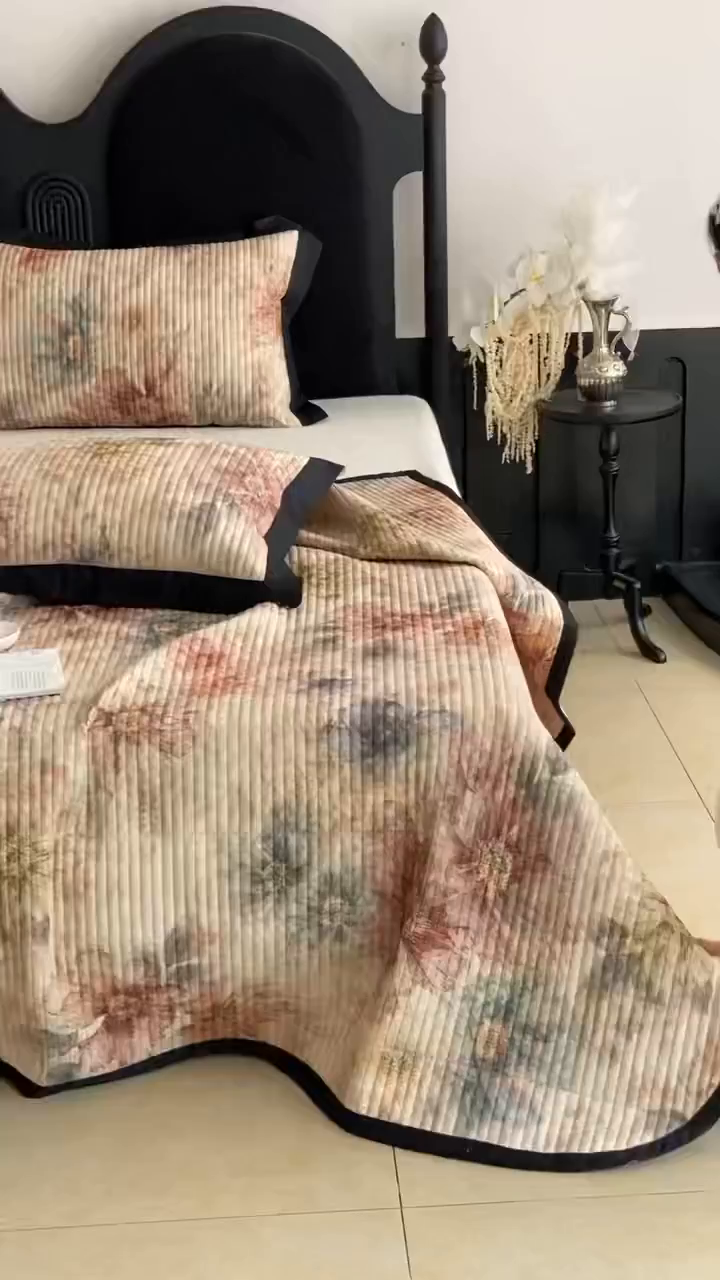 91家纺网 家纺一手货源 找家纺 由有家居 2025新品多功能A类双面棉麻数码印花绗缝夹棉床盖三件套 炫彩