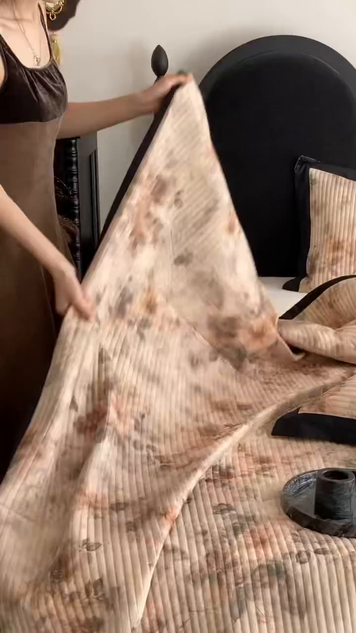 91家纺网 家纺一手货源 找家纺 由有家居 2025新品多功能A类双面棉麻数码印花绗缝夹棉床盖三件套 花语