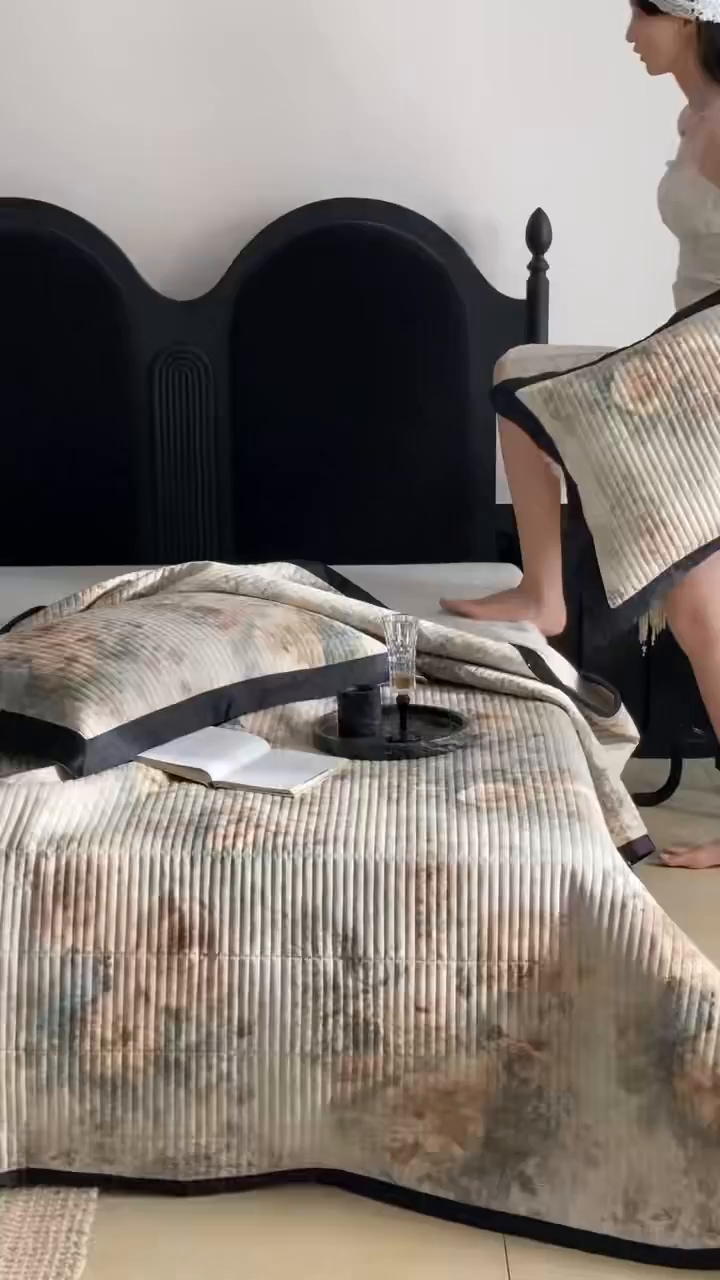 91家纺网 家纺一手货源 找家纺 由有家居 2025新品多功能A类双面棉麻数码印花绗缝夹棉床盖三件套 琉璃