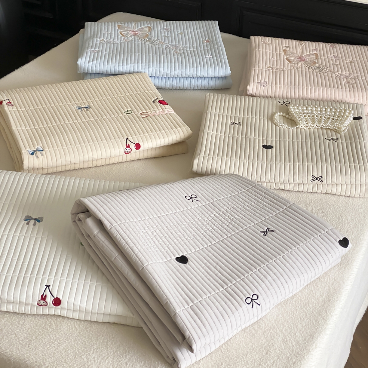 91家纺网 家纺一手货源 找家纺 由有家居 2025新品A类50S双股全棉磨毛绣花床盖三件套 组合图