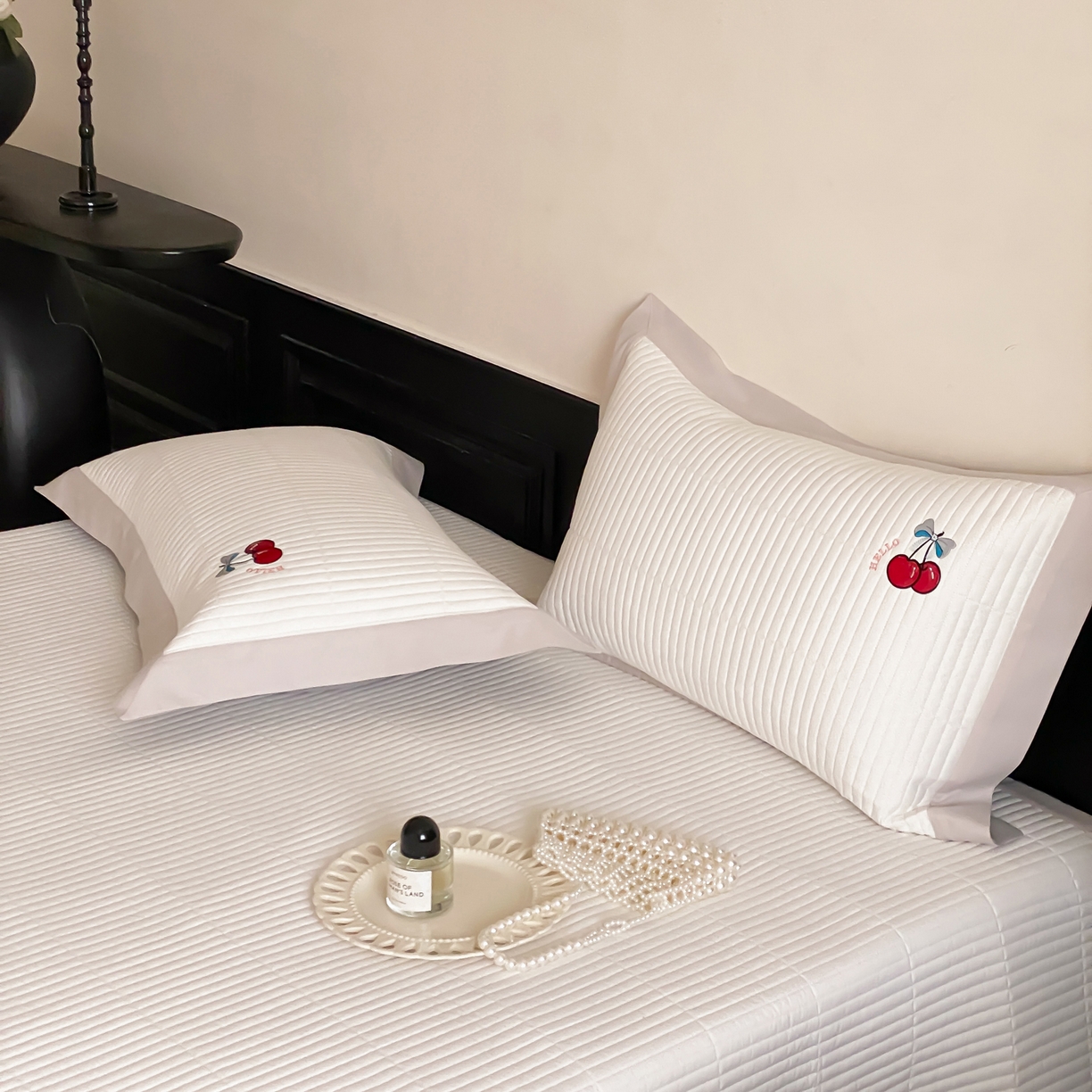 91家纺网 家纺一手货源 找家纺 由有家居 2025新品A类50S双股全棉磨毛绣花床盖三件套 樱桃丸子白