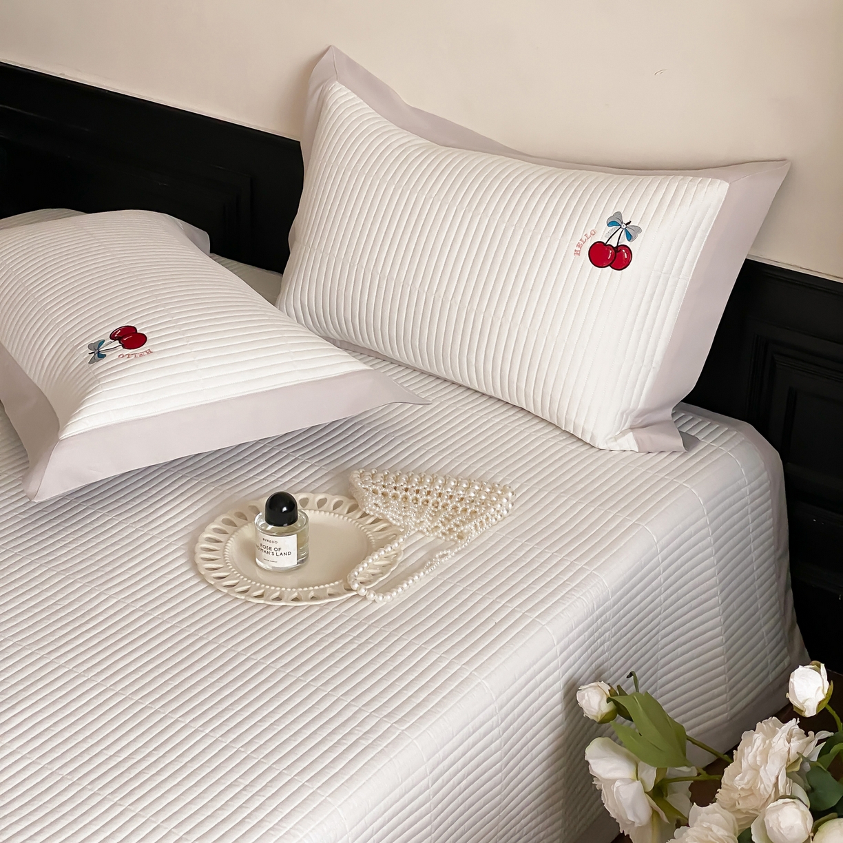 91家纺网 家纺一手货源 找家纺 由有家居 2025新品A类50S双股全棉磨毛绣花床盖三件套 樱桃丸子白