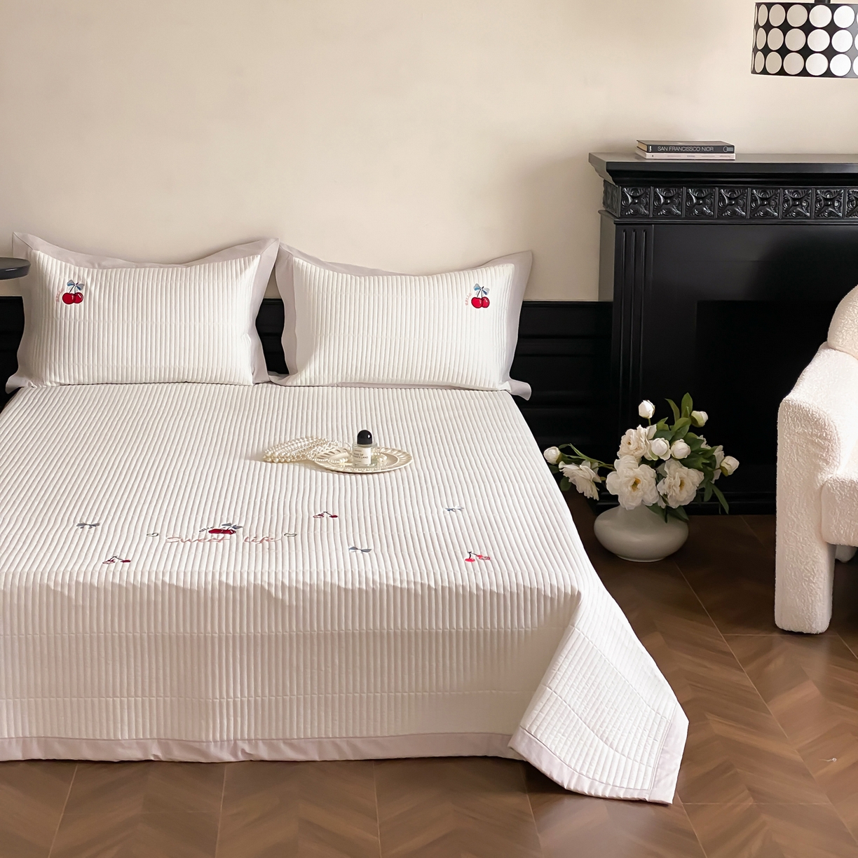 91家纺网 家纺一手货源 找家纺 由有家居 2025新品A类50S双股全棉磨毛绣花床盖三件套 樱桃丸子白