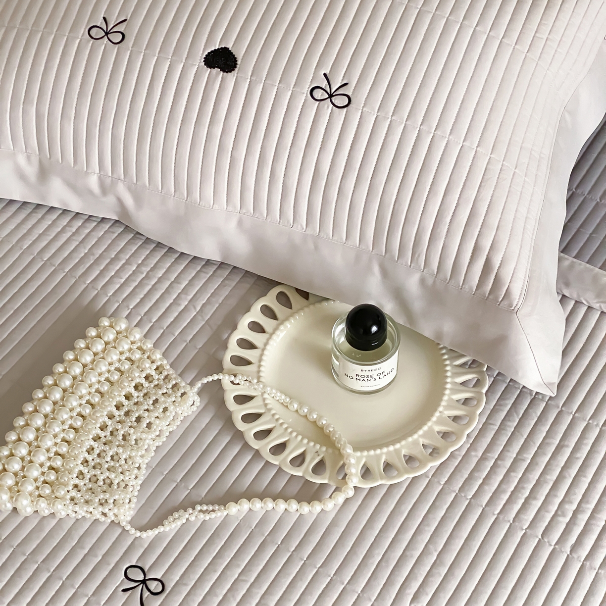 91家纺网 家纺一手货源 找家纺 由有家居 2025新品A类50S双股全棉磨毛绣花床盖三件套 甜心灰