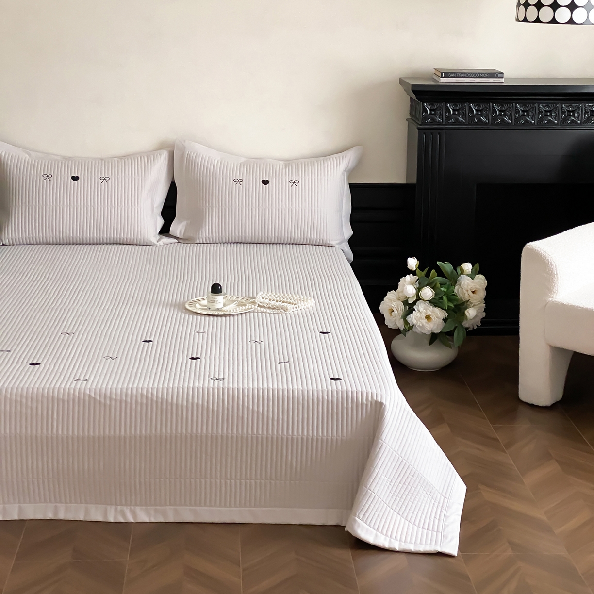 91家纺网 家纺一手货源 找家纺 由有家居 2025新品A类50S双股全棉磨毛绣花床盖三件套 甜心灰