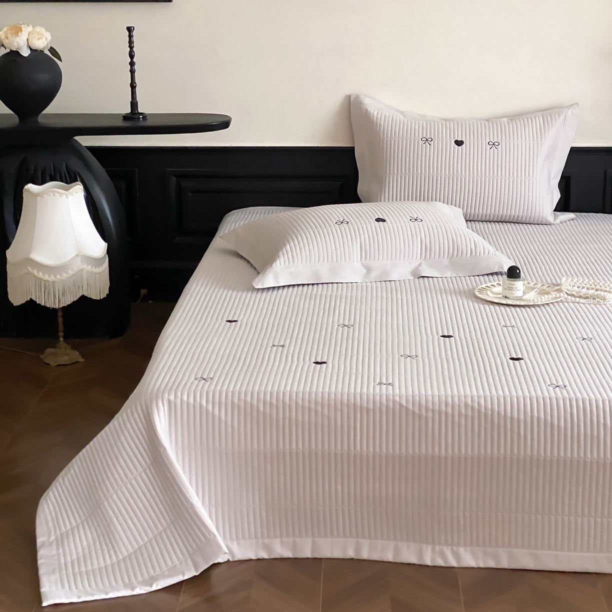 91家纺网 家纺一手货源 找家纺 由有家居 2025新品A类50S双股全棉磨毛绣花床盖三件套 甜心灰