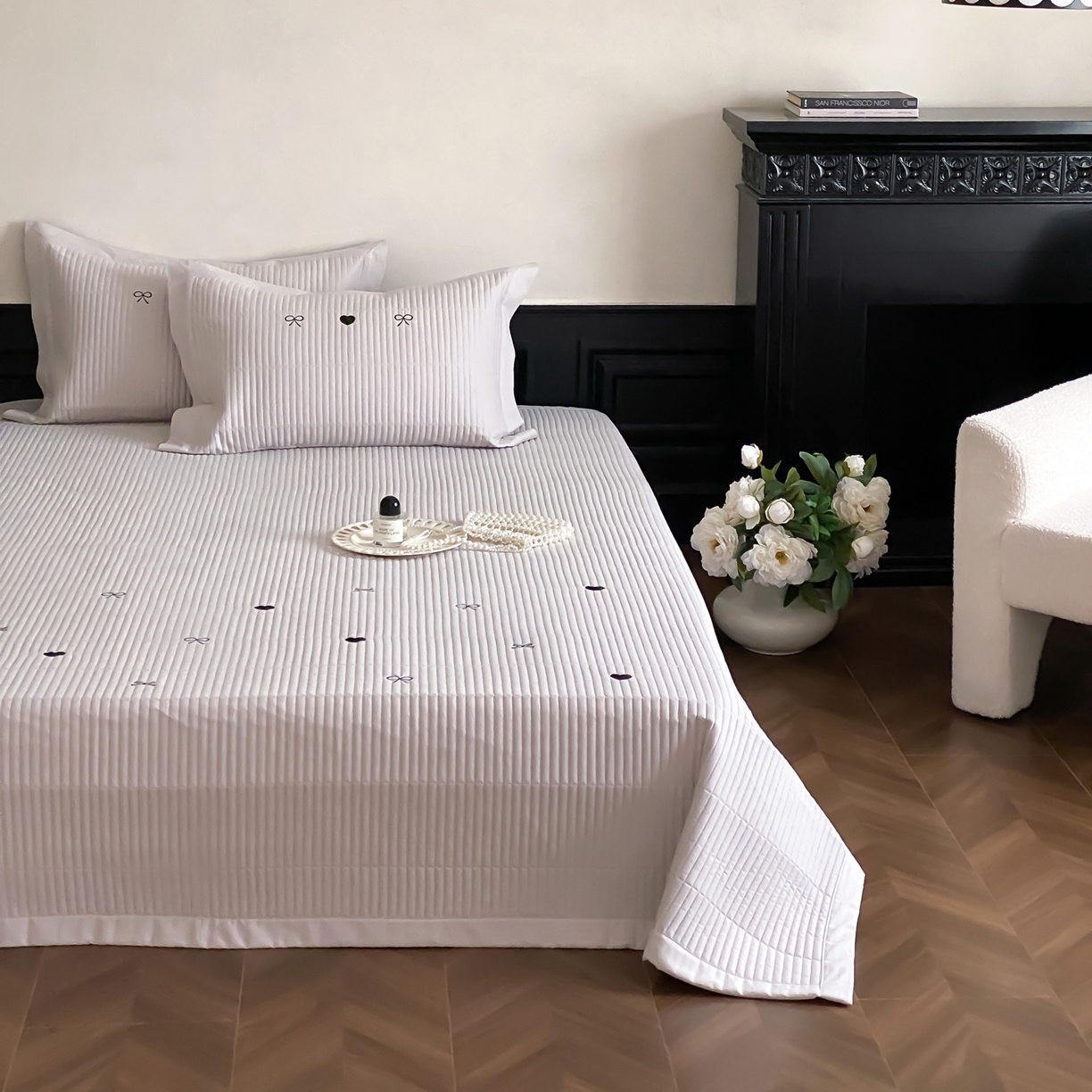 91家纺网 家纺一手货源 找家纺 由有家居 2025新品A类50S双股全棉磨毛绣花床盖三件套 甜心灰