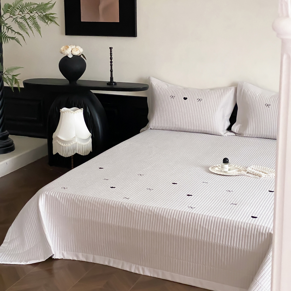 91家纺网 家纺一手货源 找家纺 由有家居 2025新品A类50S双股全棉磨毛绣花床盖三件套 甜心灰