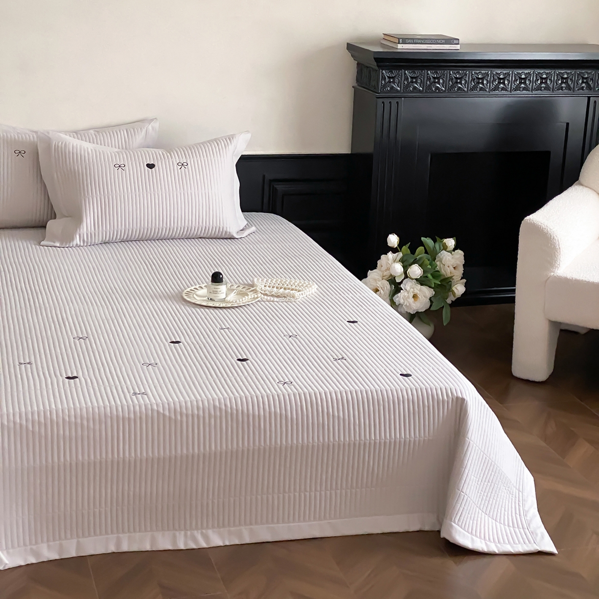 91家纺网 家纺一手货源 找家纺 由有家居 2025新品A类50S双股全棉磨毛绣花床盖三件套 甜心灰