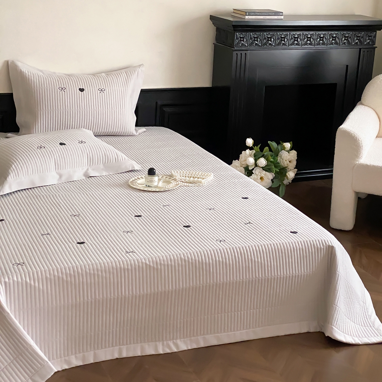 91家纺网 家纺一手货源 找家纺 由有家居 2025新品A类50S双股全棉磨毛绣花床盖三件套 甜心灰