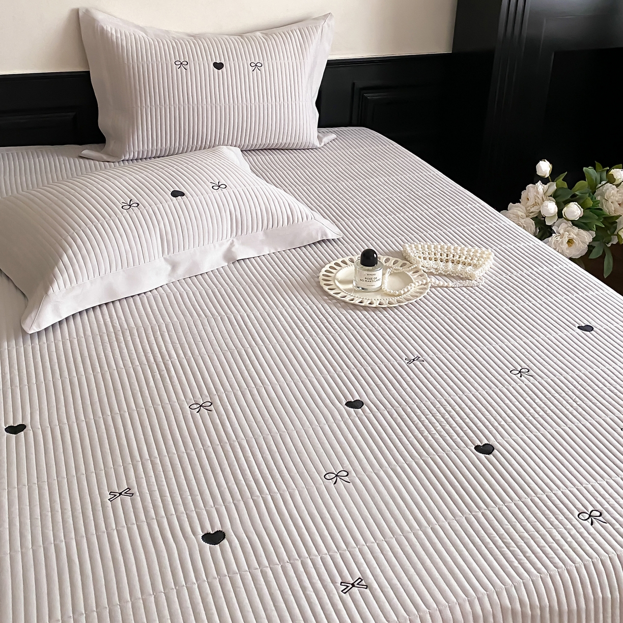 91家纺网 家纺一手货源 找家纺 由有家居 2025新品A类50S双股全棉磨毛绣花床盖三件套 甜心灰