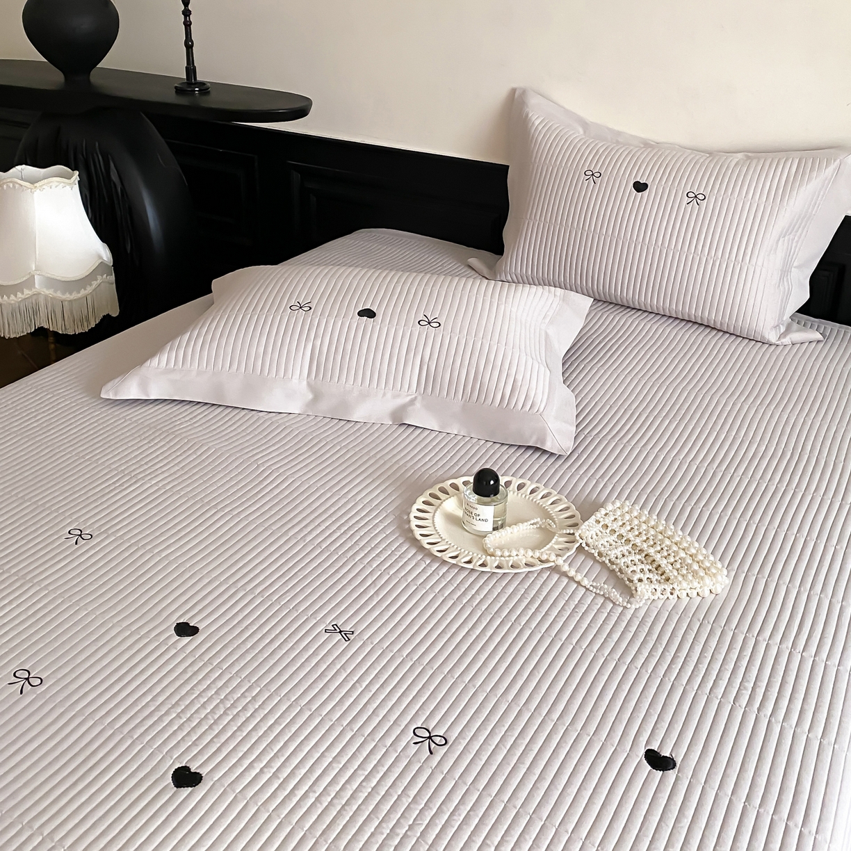 91家纺网 家纺一手货源 找家纺 由有家居 2025新品A类50S双股全棉磨毛绣花床盖三件套 甜心灰