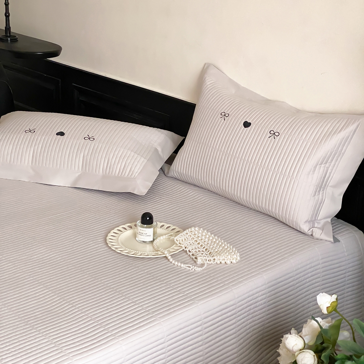 91家纺网 家纺一手货源 找家纺 由有家居 2025新品A类50S双股全棉磨毛绣花床盖三件套 甜心灰