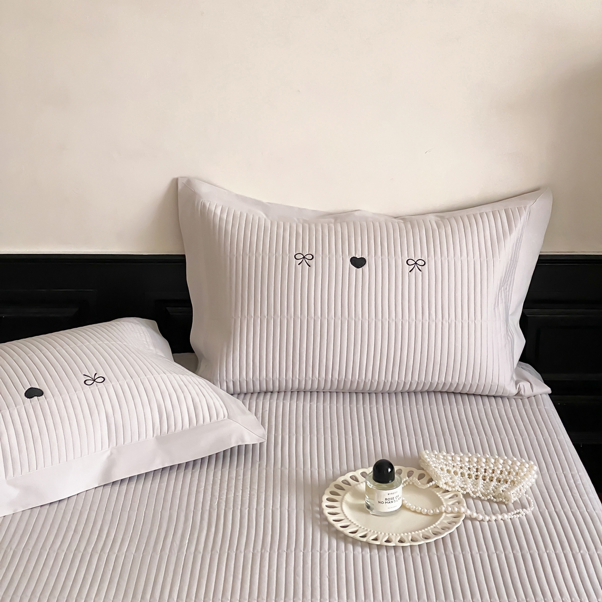 91家纺网 家纺一手货源 找家纺 由有家居 2025新品A类50S双股全棉磨毛绣花床盖三件套 甜心灰