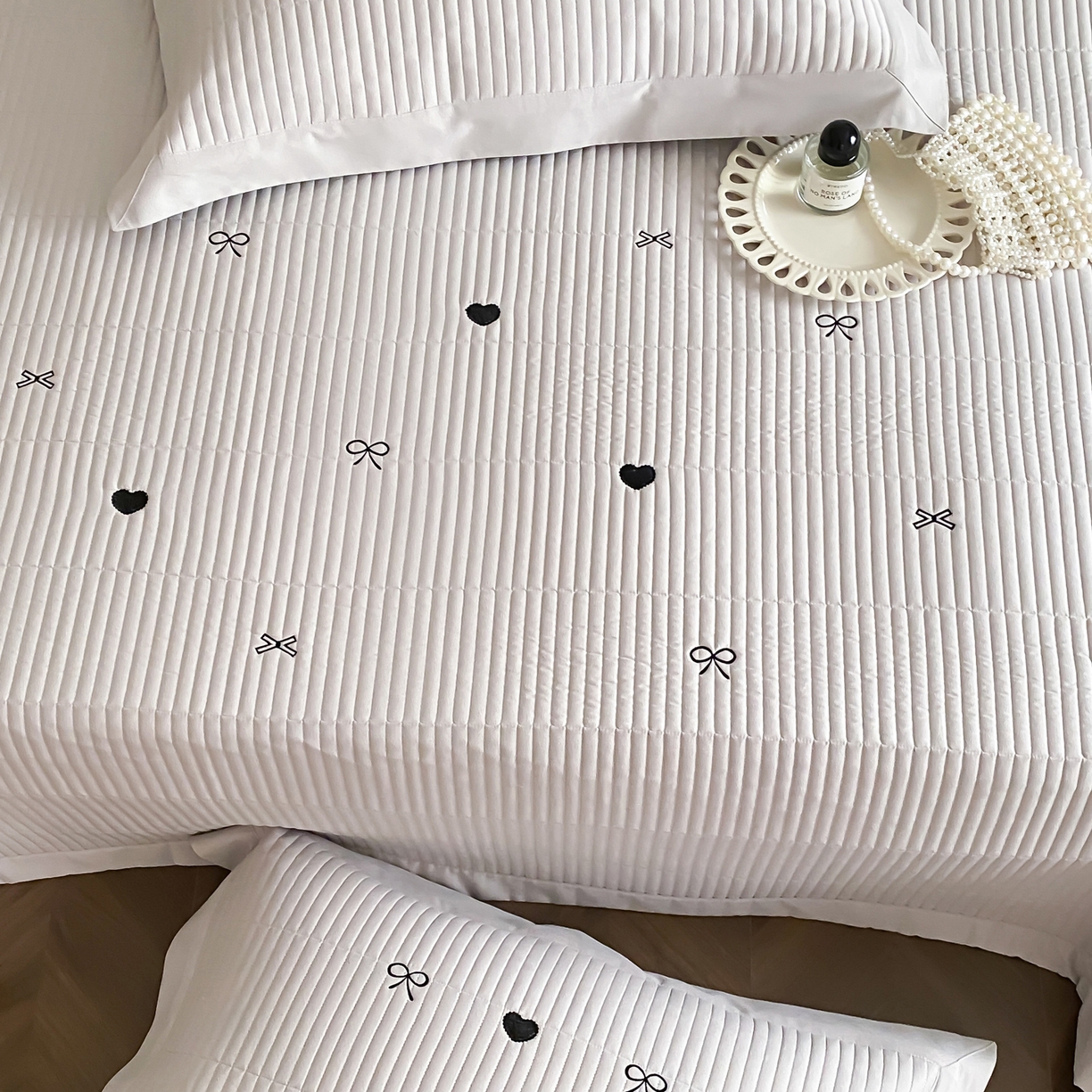 91家纺网 家纺一手货源 找家纺 由有家居 2025新品A类50S双股全棉磨毛绣花床盖三件套 甜心灰