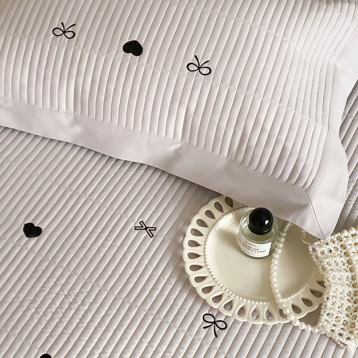 91家纺网 家纺一手货源 找家纺 由有家居 2025新品A类50S双股全棉磨毛绣花床盖三件套 甜心灰