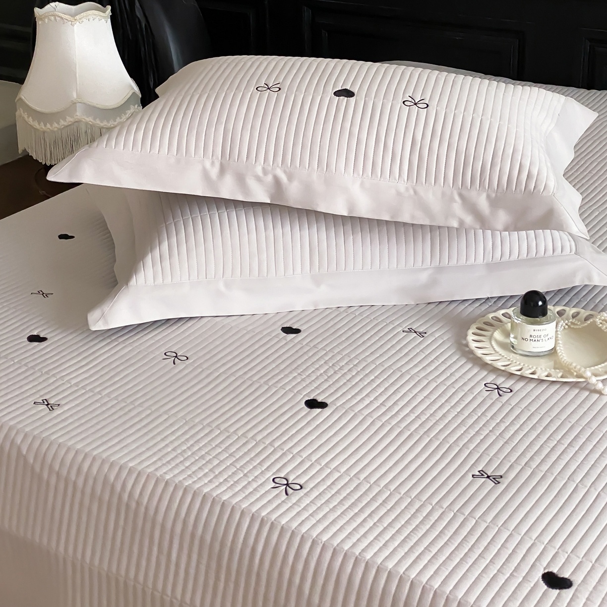 91家纺网 家纺一手货源 找家纺 由有家居 2025新品A类50S双股全棉磨毛绣花床盖三件套 甜心灰