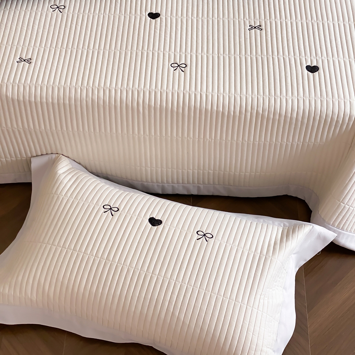 91家纺网 家纺一手货源 找家纺 由有家居 2025新品A类50S双股全棉磨毛绣花床盖三件套 甜心卡其