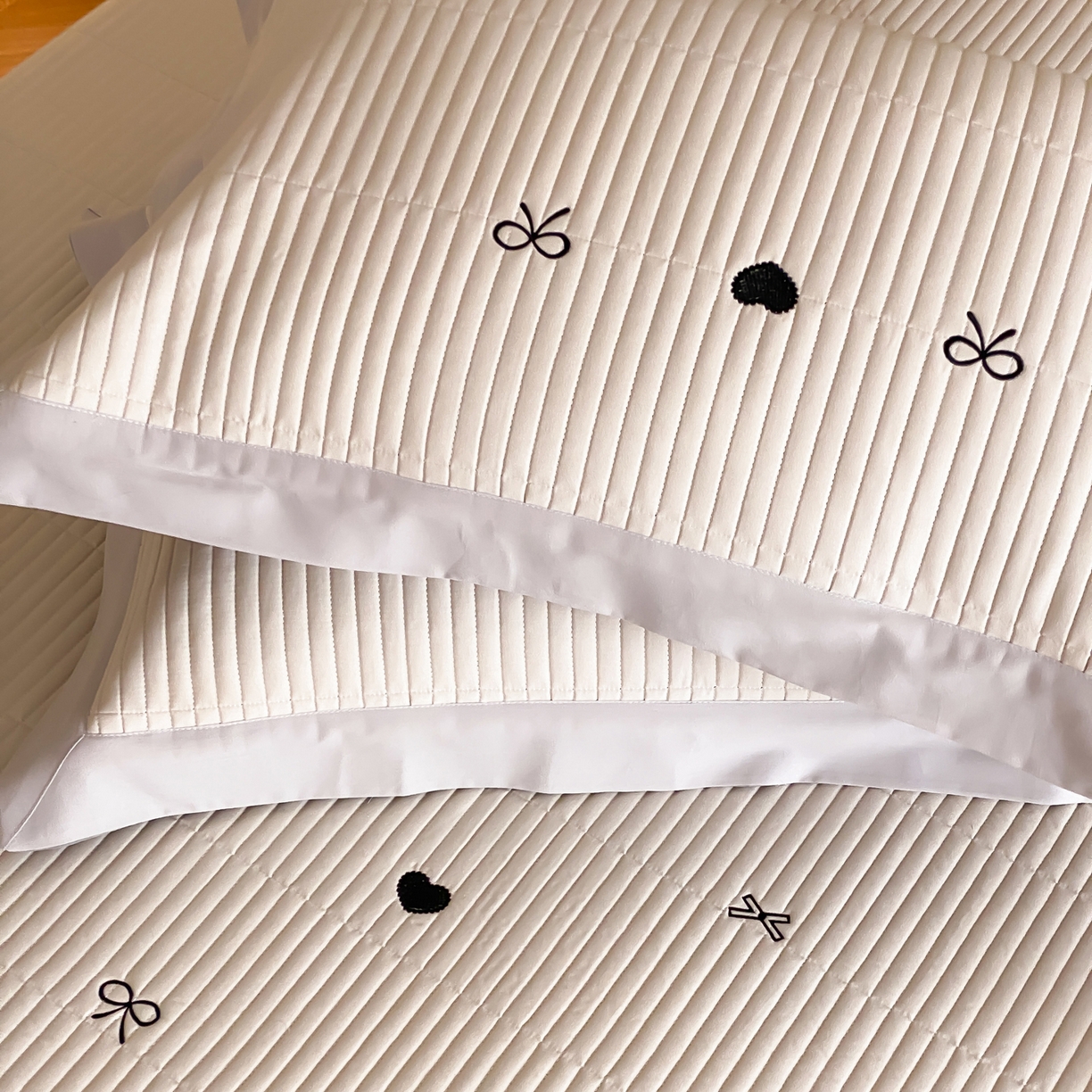 91家纺网 家纺一手货源 找家纺 由有家居 2025新品A类50S双股全棉磨毛绣花床盖三件套 甜心卡其