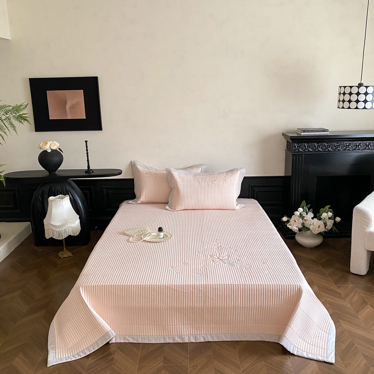 91家纺网 家纺一手货源 找家纺 由有家居 2025新品A类50S双股全棉磨毛绣花床盖三件套 晚意粉