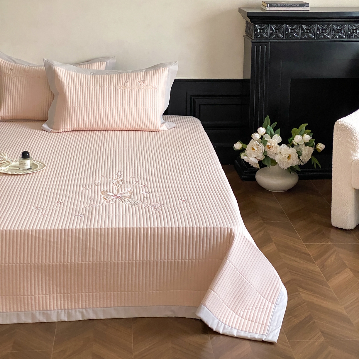 91家纺网 家纺一手货源 找家纺 由有家居 2025新品A类50S双股全棉磨毛绣花床盖三件套 晚意粉