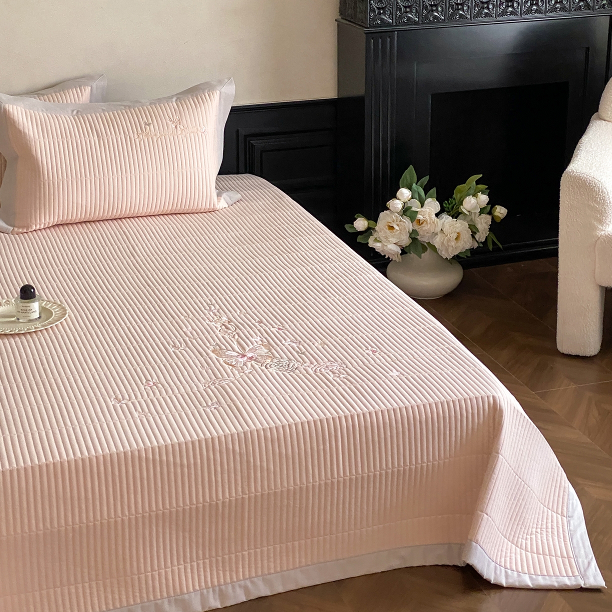 91家纺网 家纺一手货源 找家纺 由有家居 2025新品A类50S双股全棉磨毛绣花床盖三件套 晚意粉