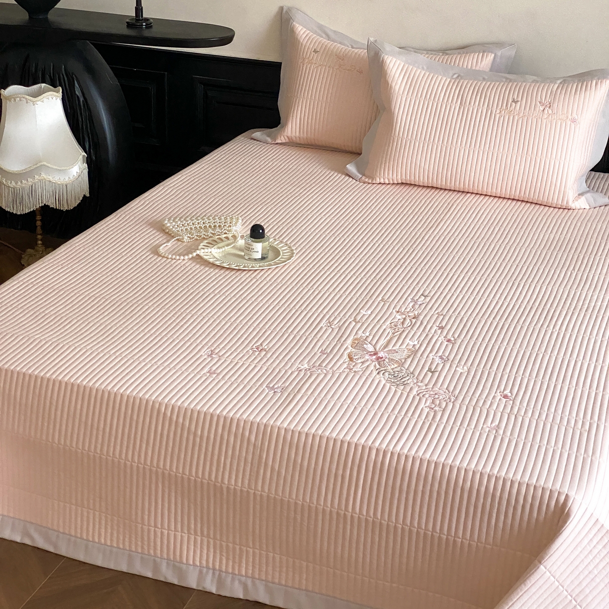 91家纺网 家纺一手货源 找家纺 由有家居 2025新品A类50S双股全棉磨毛绣花床盖三件套 晚意粉