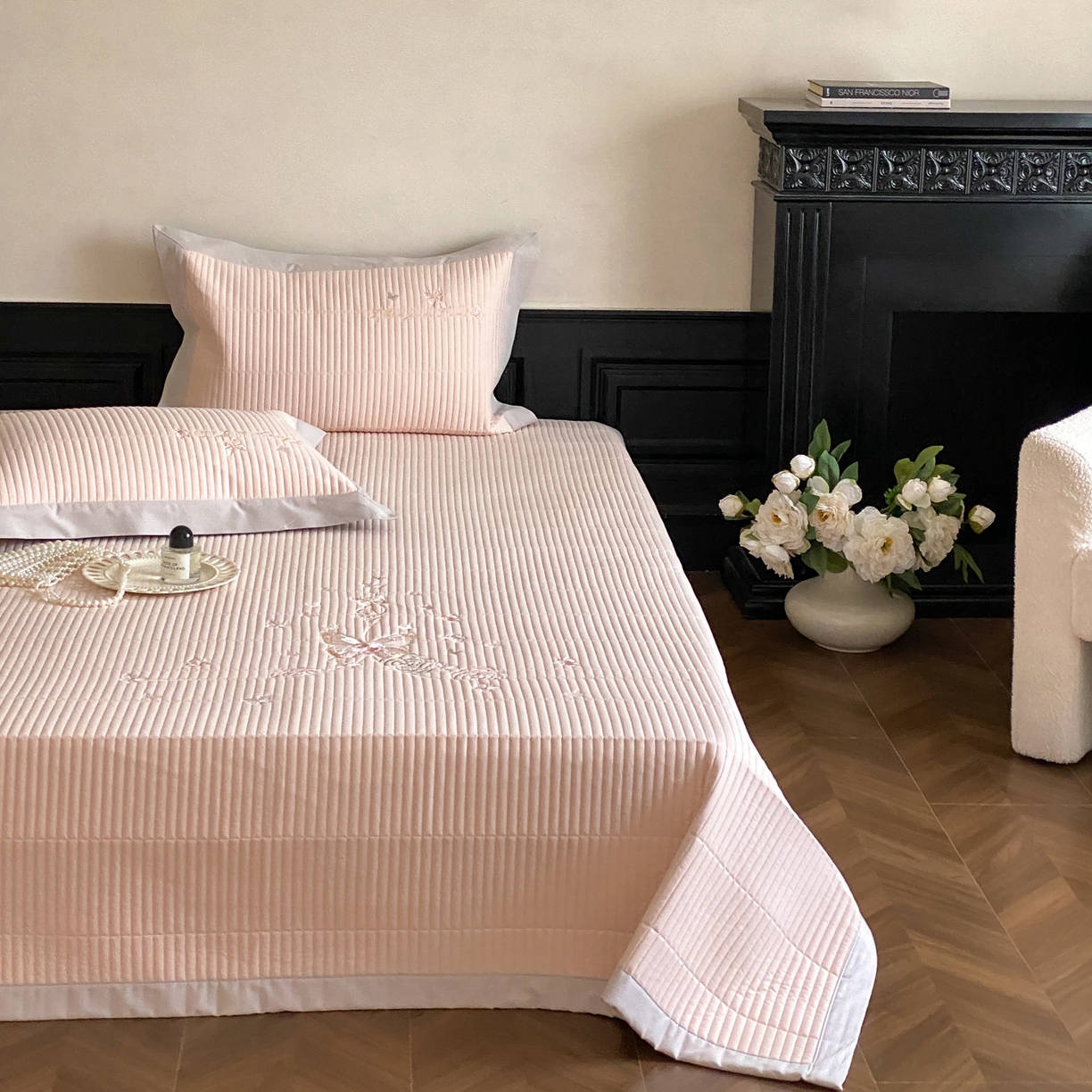 91家纺网 家纺一手货源 找家纺 由有家居 2025新品A类50S双股全棉磨毛绣花床盖三件套 晚意粉