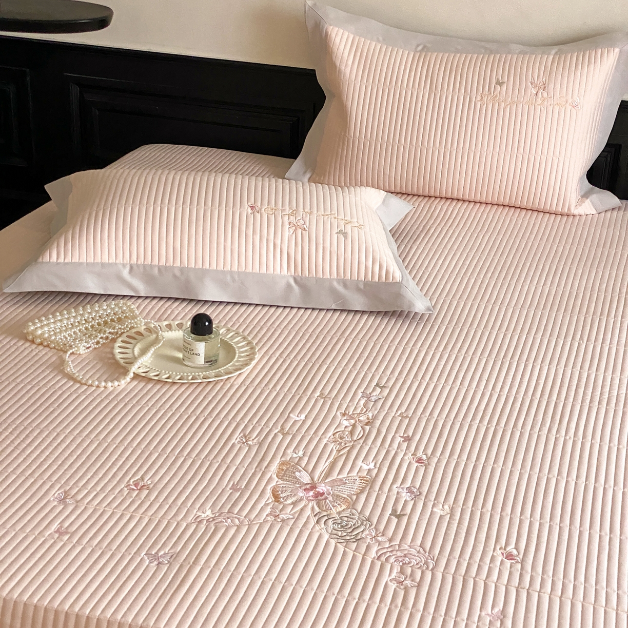 91家纺网 家纺一手货源 找家纺 由有家居 2025新品A类50S双股全棉磨毛绣花床盖三件套 晚意粉