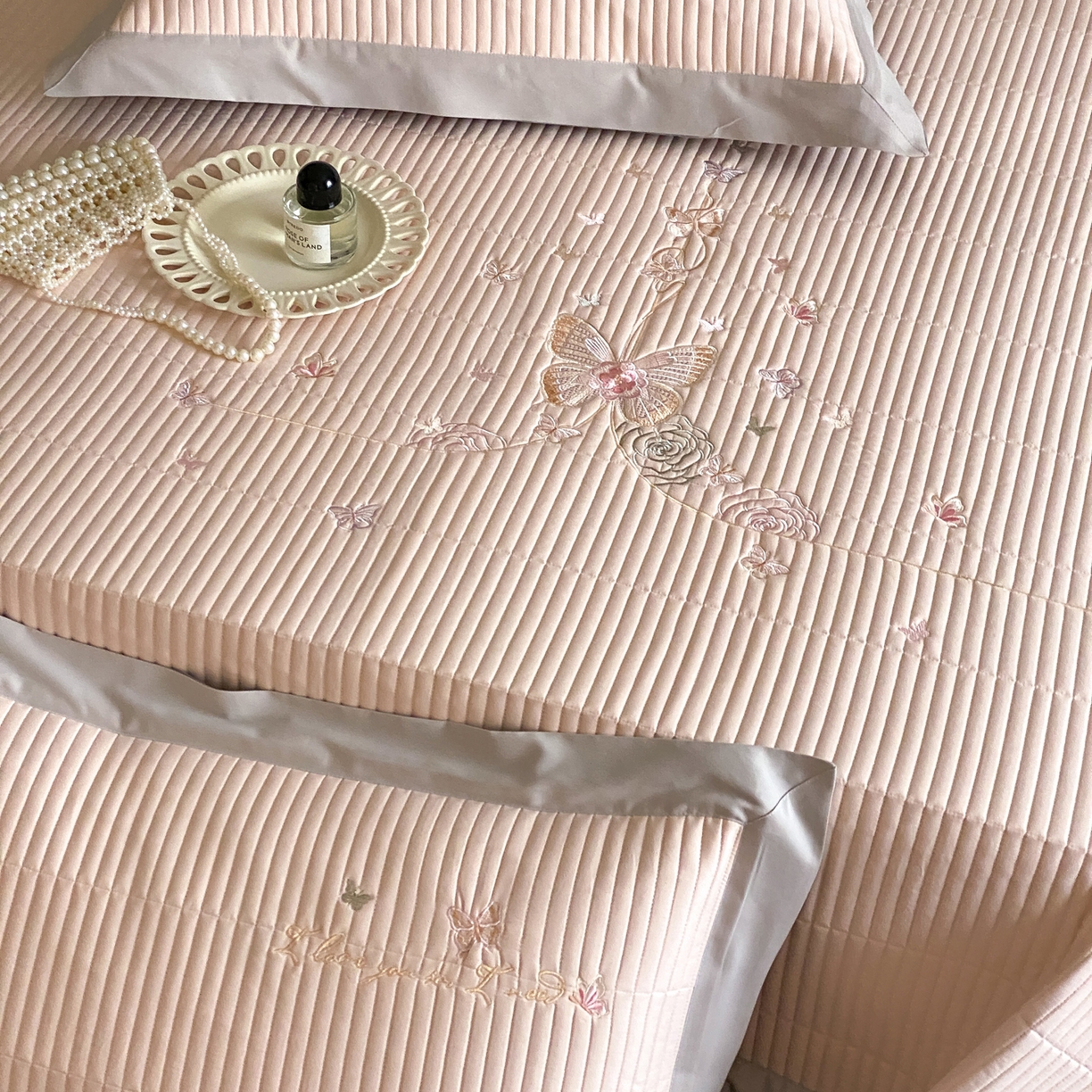 91家纺网 家纺一手货源 找家纺 由有家居 2025新品A类50S双股全棉磨毛绣花床盖三件套 晚意粉