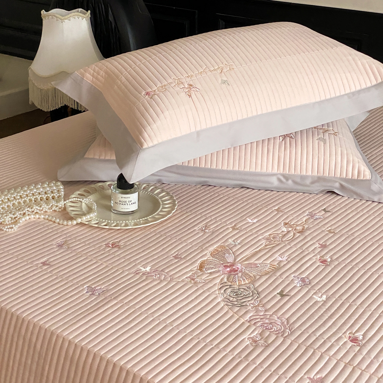 91家纺网 家纺一手货源 找家纺 由有家居 2025新品A类50S双股全棉磨毛绣花床盖三件套 晚意粉