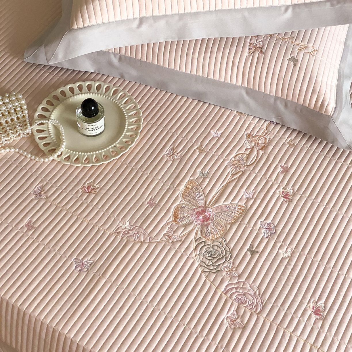 91家纺网 家纺一手货源 找家纺 由有家居 2025新品A类50S双股全棉磨毛绣花床盖三件套 晚意粉