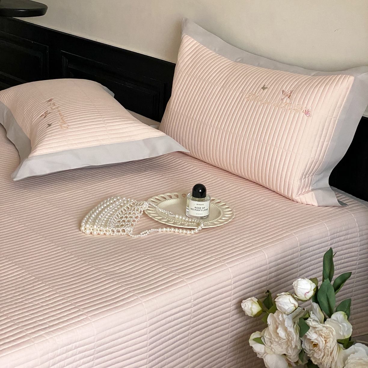 91家纺网 家纺一手货源 找家纺 由有家居 2025新品A类50S双股全棉磨毛绣花床盖三件套 晚意粉