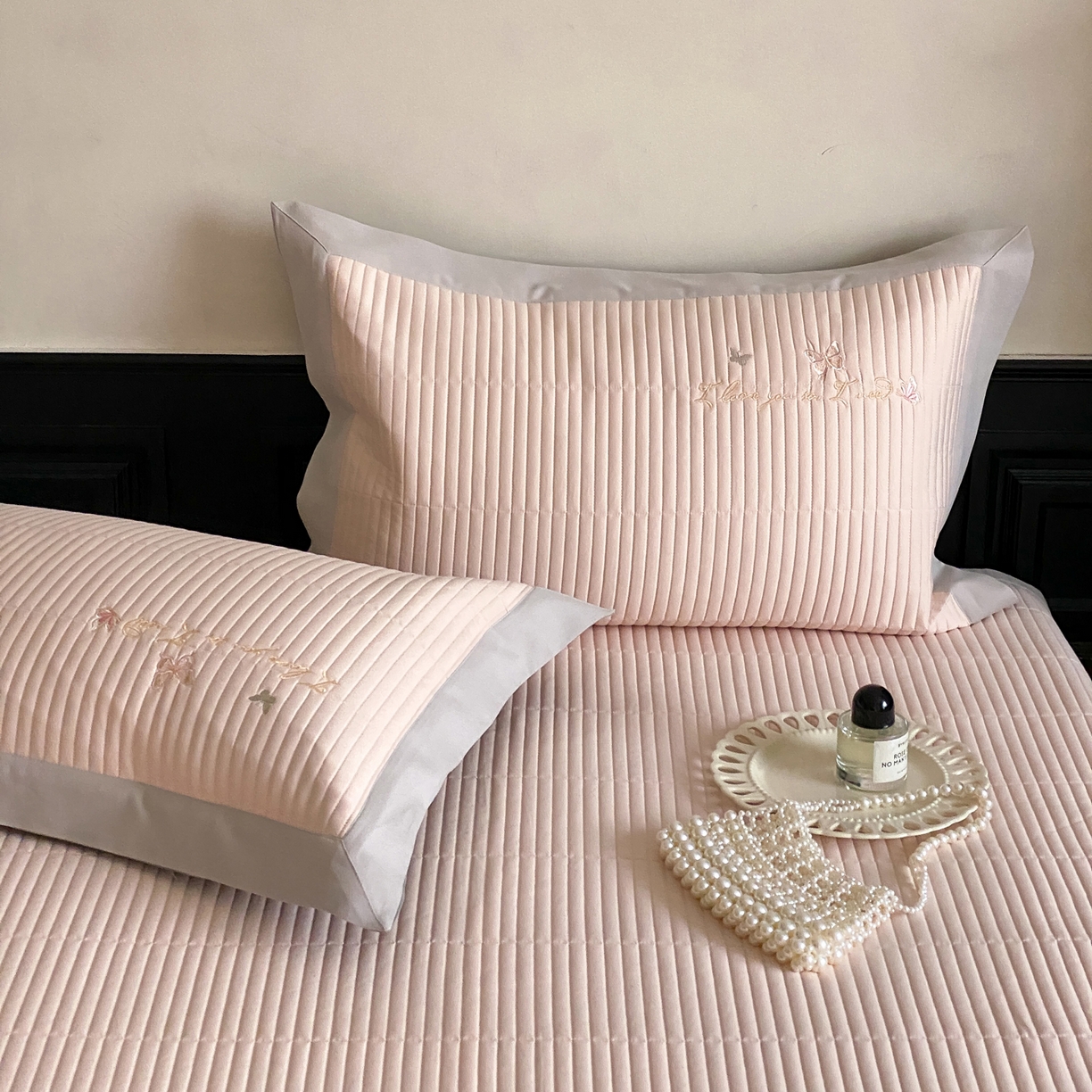 91家纺网 家纺一手货源 找家纺 由有家居 2025新品A类50S双股全棉磨毛绣花床盖三件套 晚意粉