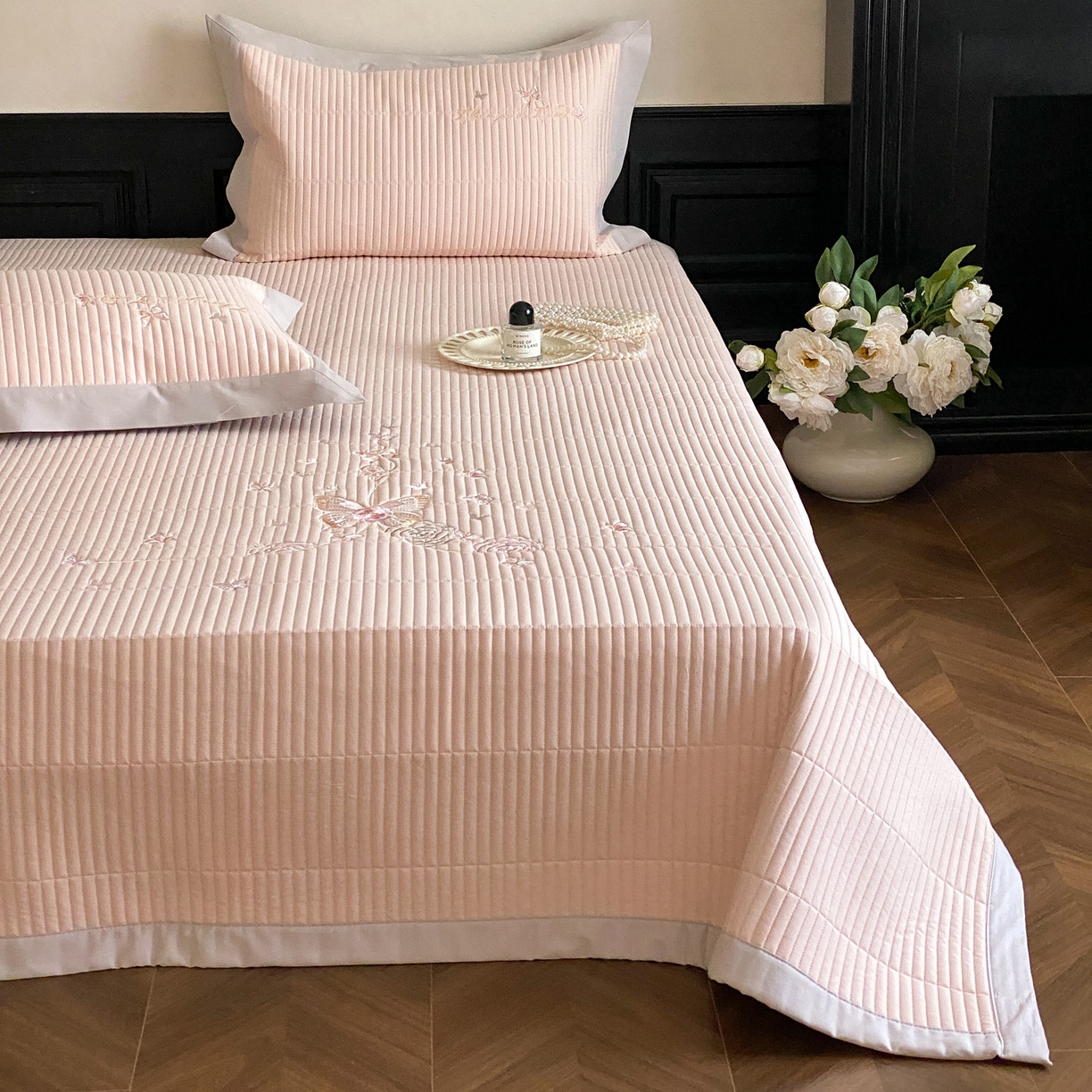 91家纺网 家纺一手货源 找家纺 由有家居 2025新品A类50S双股全棉磨毛绣花床盖三件套 晚意粉