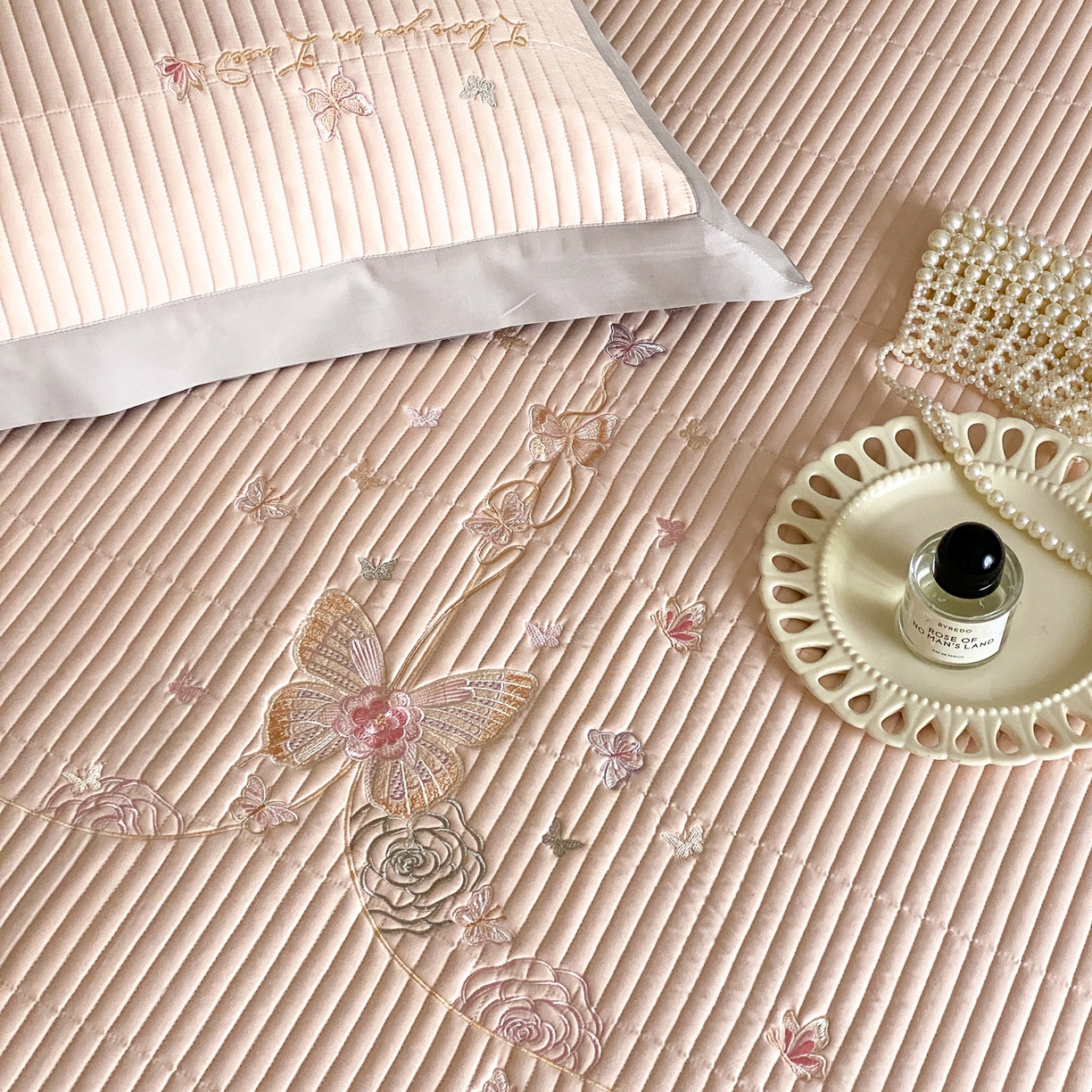 91家纺网 家纺一手货源 找家纺 由有家居 2025新品A类50S双股全棉磨毛绣花床盖三件套 晚意粉