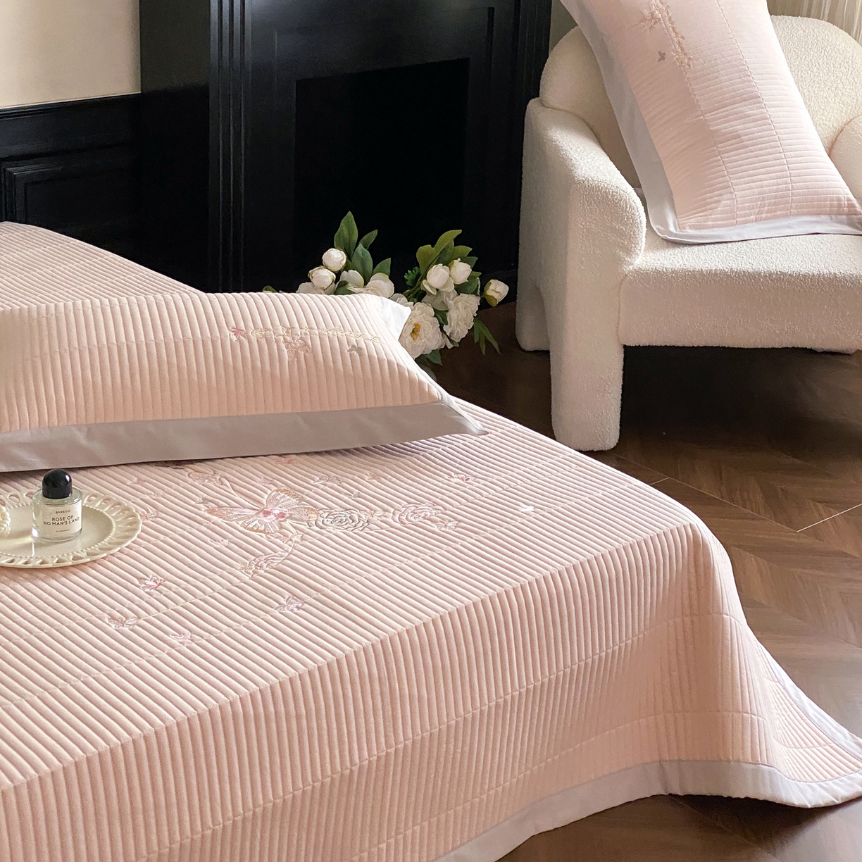 91家纺网 家纺一手货源 找家纺 由有家居 2025新品A类50S双股全棉磨毛绣花床盖三件套 晚意粉