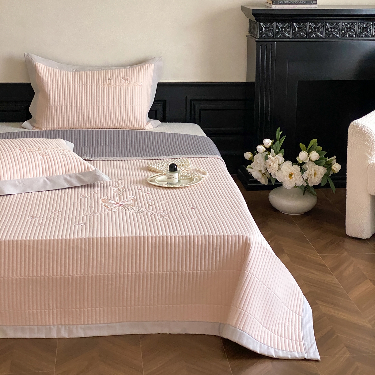 91家纺网 家纺一手货源 找家纺 由有家居 2025新品A类50S双股全棉磨毛绣花床盖三件套 晚意粉