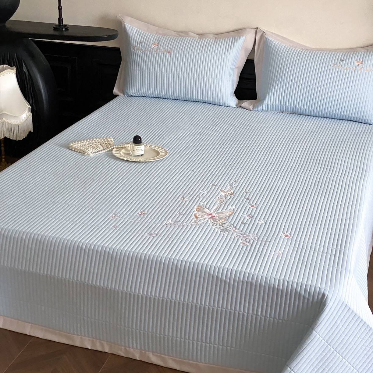 91家纺网 家纺一手货源 找家纺 由有家居 2025新品A类50S双股全棉磨毛绣花床盖三件套 晚意蓝