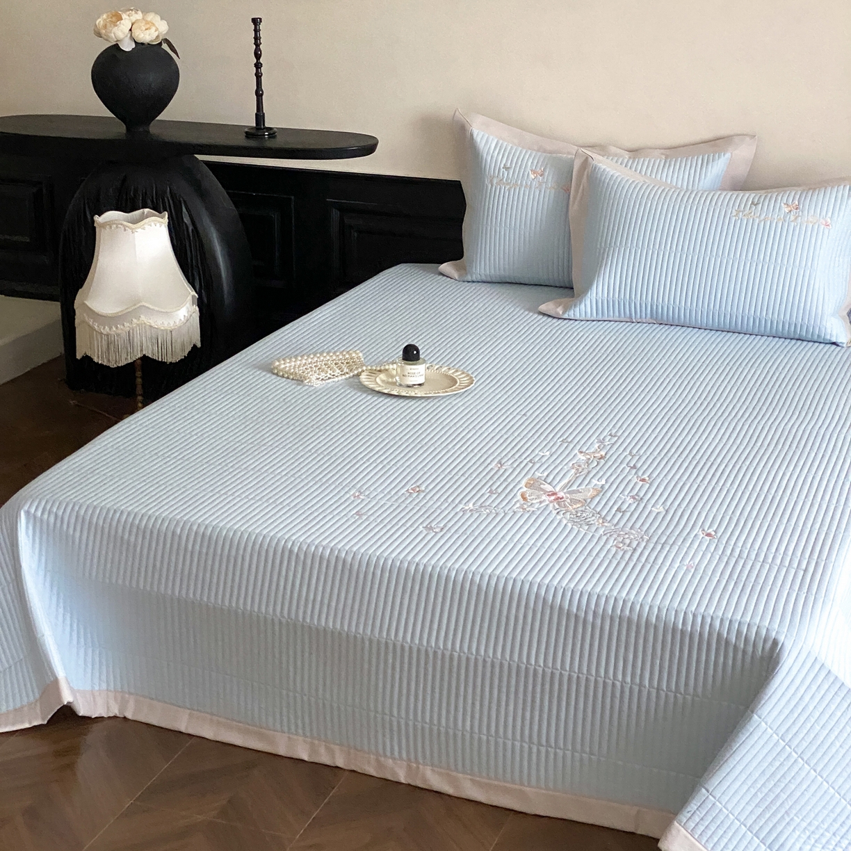 91家纺网 家纺一手货源 找家纺 由有家居 2025新品A类50S双股全棉磨毛绣花床盖三件套 晚意蓝