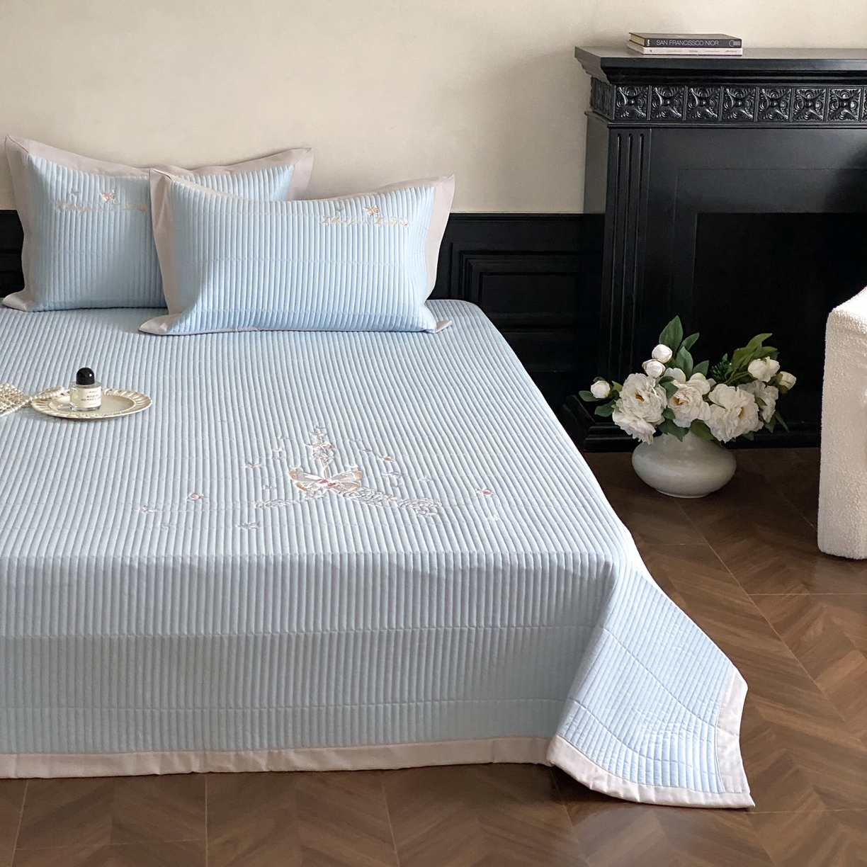 91家纺网 家纺一手货源 找家纺 由有家居 2025新品A类50S双股全棉磨毛绣花床盖三件套 晚意蓝