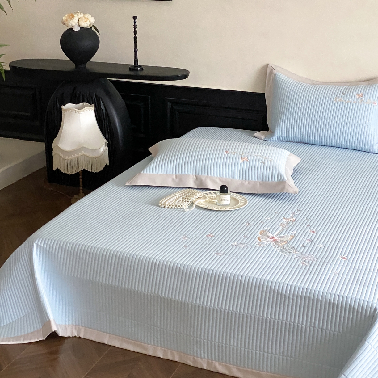 91家纺网 家纺一手货源 找家纺 由有家居 2025新品A类50S双股全棉磨毛绣花床盖三件套 晚意蓝