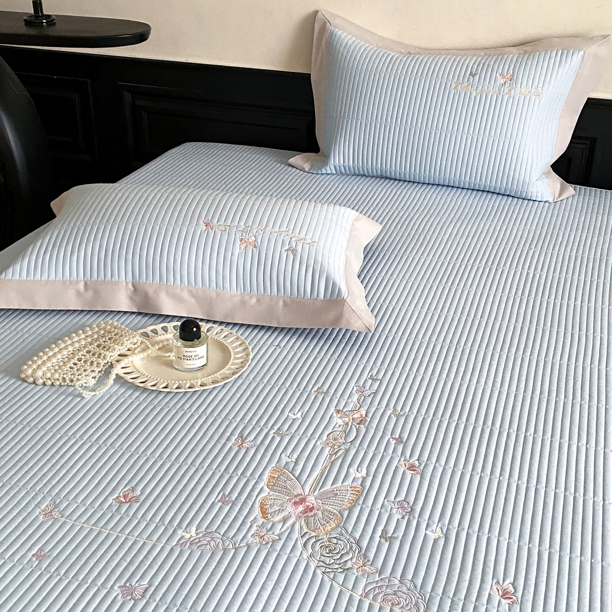 91家纺网 家纺一手货源 找家纺 由有家居 2025新品A类50S双股全棉磨毛绣花床盖三件套 晚意蓝