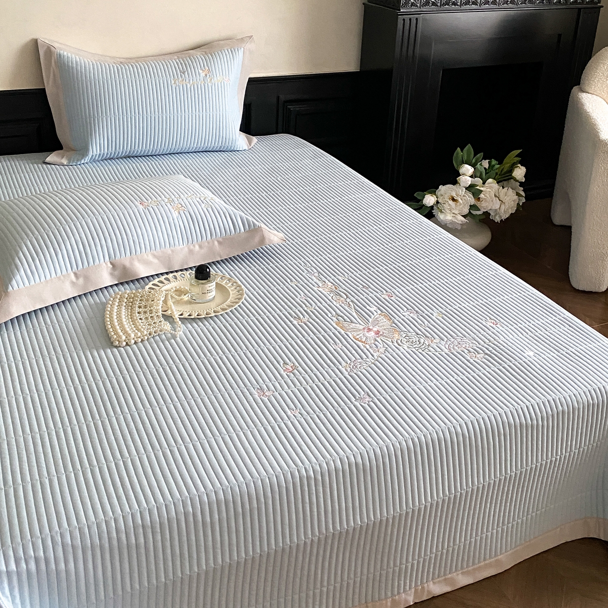 91家纺网 家纺一手货源 找家纺 由有家居 2025新品A类50S双股全棉磨毛绣花床盖三件套 晚意蓝