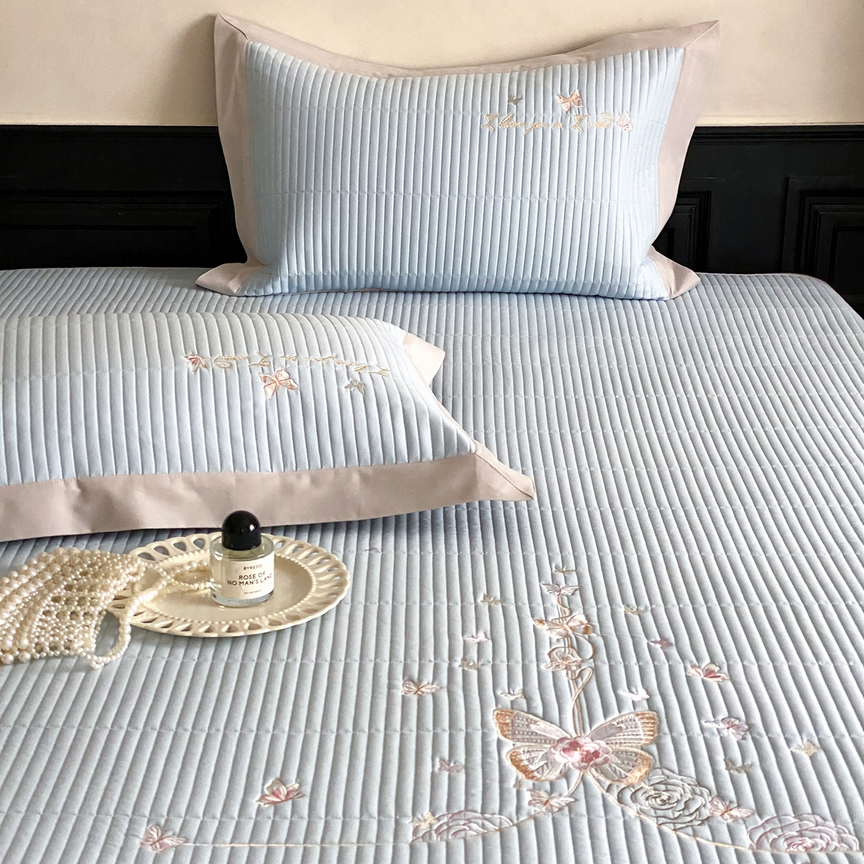 91家纺网 家纺一手货源 找家纺 由有家居 2025新品A类50S双股全棉磨毛绣花床盖三件套 晚意蓝